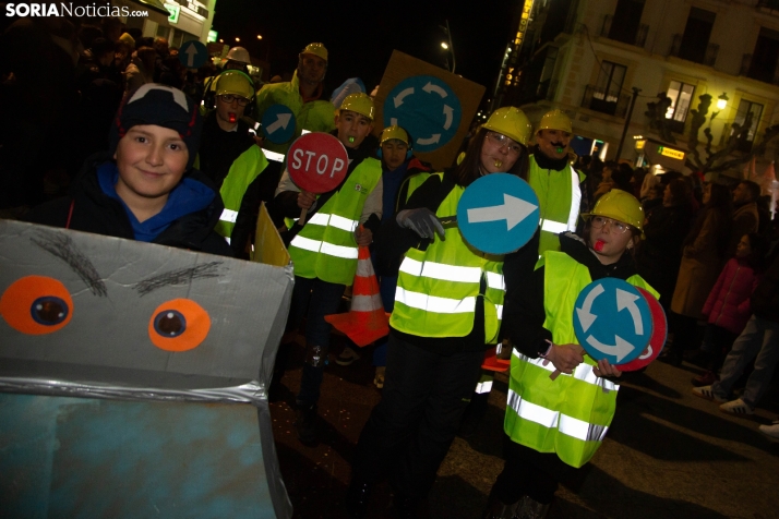 Crónica: adoquines y rotondas, el lado más reivindicativo de un cada vez más multitudinario Carnaval de Soria