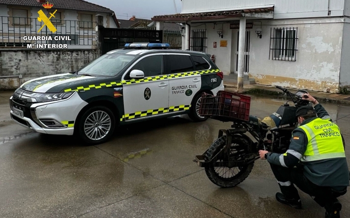 Investigado por conducir un ciclomotor sin papeles y sin tener el carné