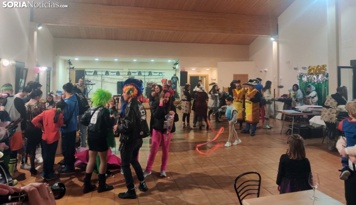 Carbonera de Frentes disfruta de su fiesta de carnaval con magia, música y disfraces