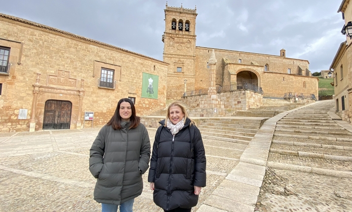 Morón de Almazán luce con la renovación del empedrado de su plaza Mayor y la restauración del Rollo Jurisdiccional