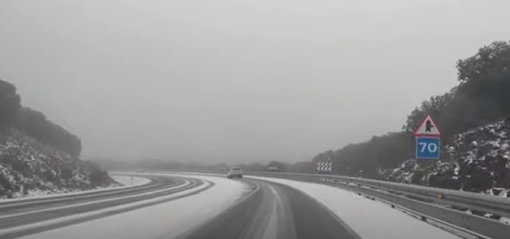 Vídeo: La nieve sorprende a los conductores en el puerto del Madero a primera hora