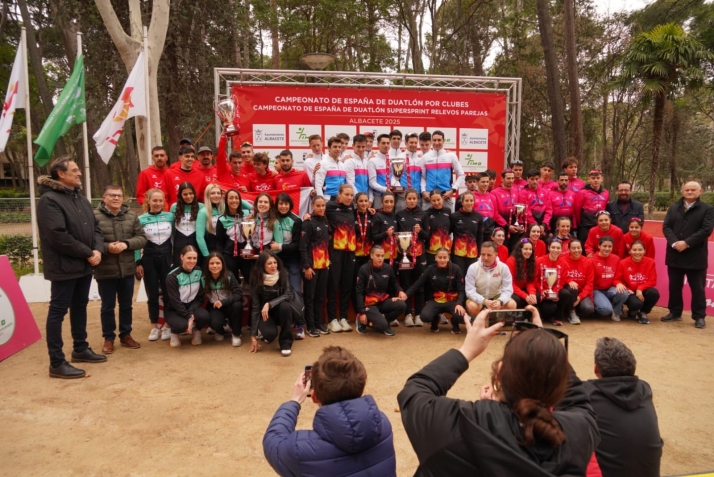 El Triatlón Soriano hace historia con sus dos equipos en el pódium 