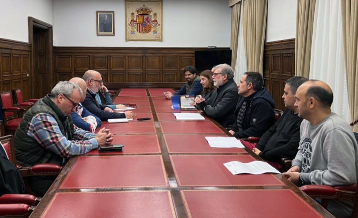 Los empresarios abogan ante la Subdelegación por acometer mejoras para la configuración del tráfico en la capital