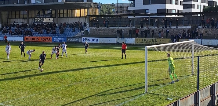 Un Numancia fallón y sin ideas se deja el liderato en Luanco y el Pontevedra tiene ahora la mano