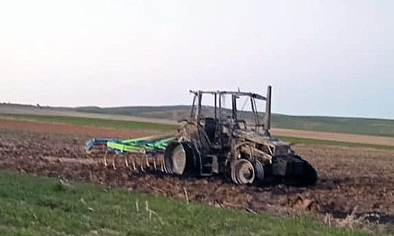 Arde un tractor en Cubo de Hogueras