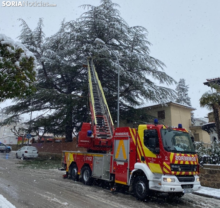 Primeros incidentes por la nieve en la capital