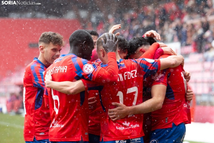 Numancia 2-0 Salamanca C.F.: Los rojillos vencen, convencen y recuperan el liderato bajo la nieve