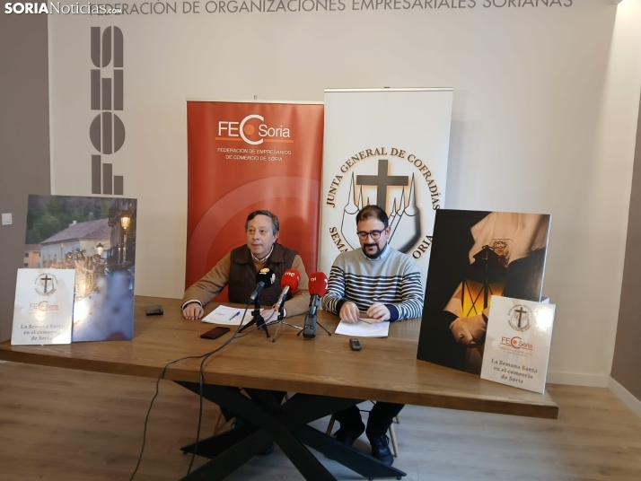 Más allá de las procesiones, la Semana Santa sale a la calle con las  más de 60 fotos repartidas por los comercios