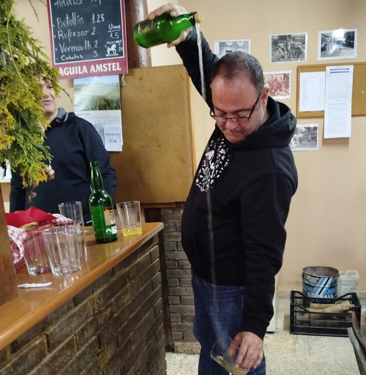 Este pueblo de 30 habitantes de Soria se traslada a Asturias por unas horas con una gran cachopada