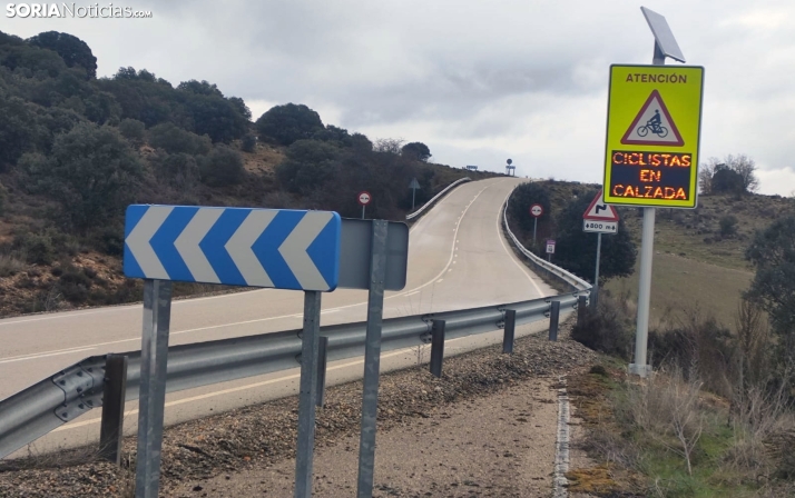 Señales y una app para avisar a los conductores de que hay un ciclista en la vía