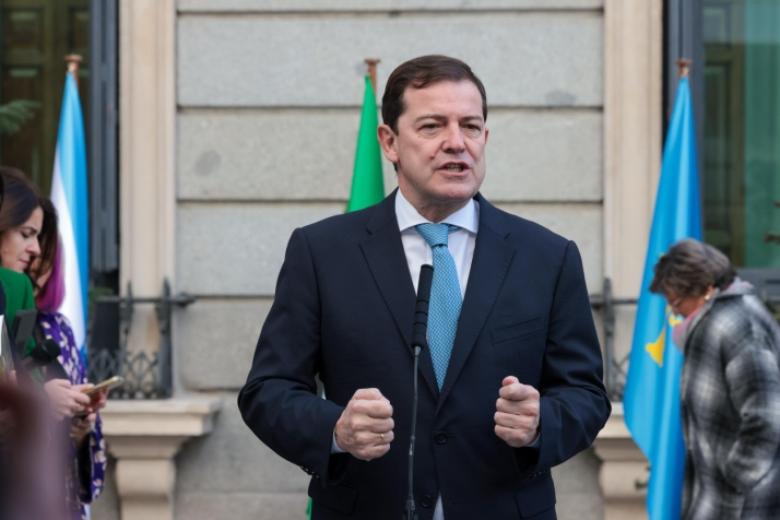 Mañueco impulsa una estrategia común ante la crisis arancelaria y convoca a los agentes sociales