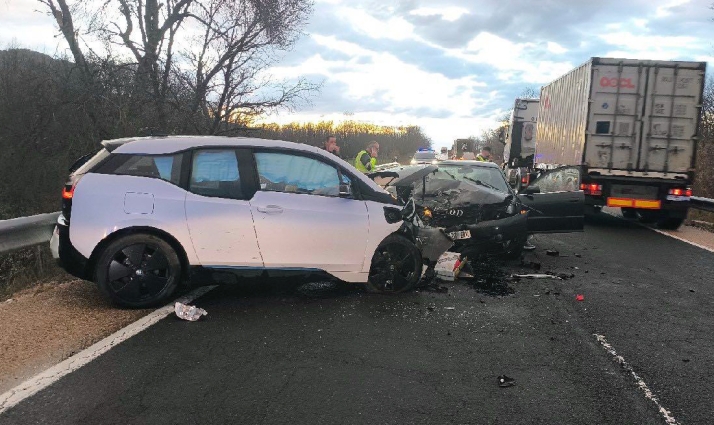 Una colisión entre dos vehículos en Cidones deja tres personas heridas
