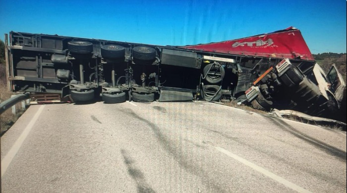 El vuelco de un camión obliga al cierre de la CL-116 en Lodares de Osma