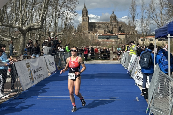 Marina Muñoz, del Triatlón Soriano, se impone en Salamanca