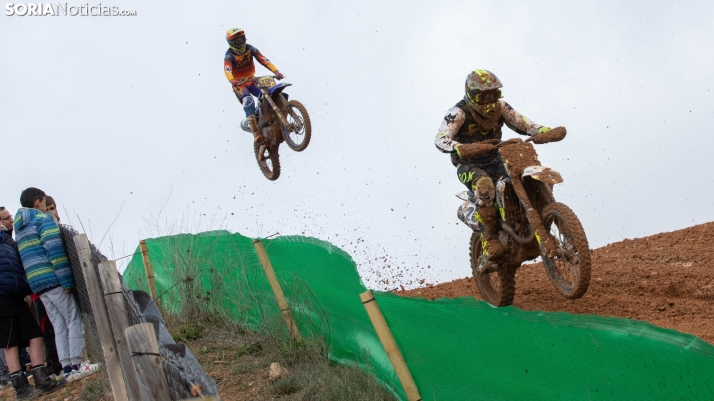 IMÁGENES | Barro, lluvia y olor a gasolina protagonizan el motocross nacional en San Esteban 