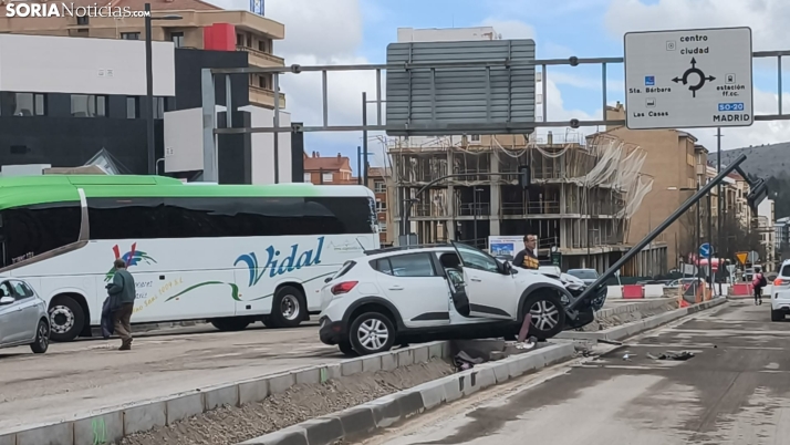 Llamativo accidente al tratar de pasar la mediana de las travesías