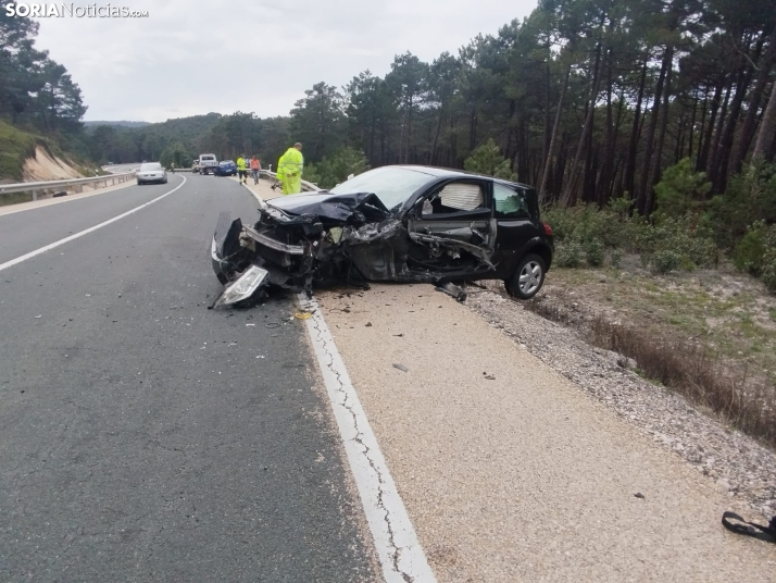 Dos accidentes en la N-234: uno de ellos con dos vehículos destrozados