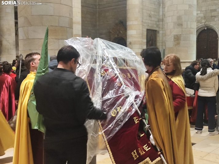 La lluvia no frena a la Procesión General del Santo Entierro: Los hermanos mayores deciden que siga adelante