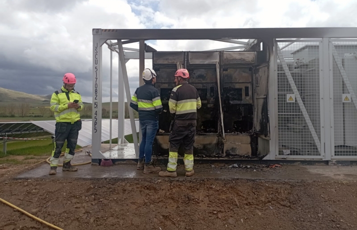 Arden varios inversores de un parque solar en Cueva de Ágreda