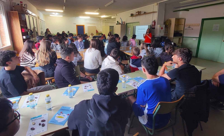 Jóvenes de San Esteban y El Burgo desentrañan los misterios del chocolate en un taller científico