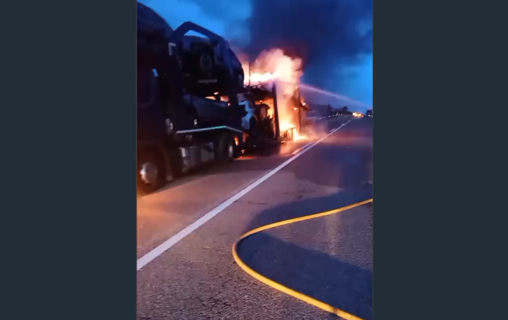Corte en la N-234 a la altura de Ciria: Incendio en un transporte con vehículos eléctricos