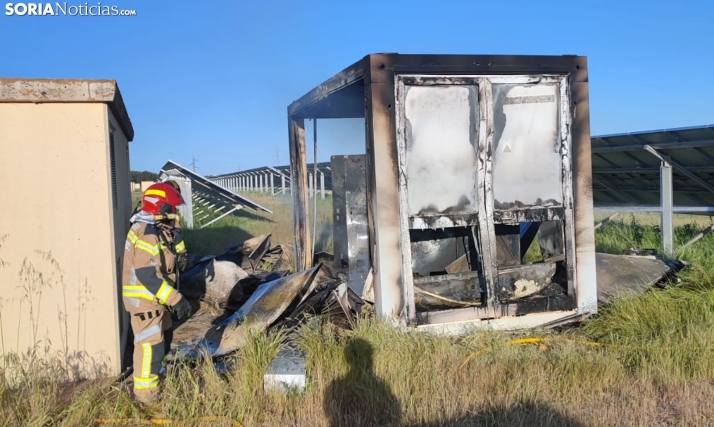 Arde un transformador eléctrico en una planta solar en Frechilla