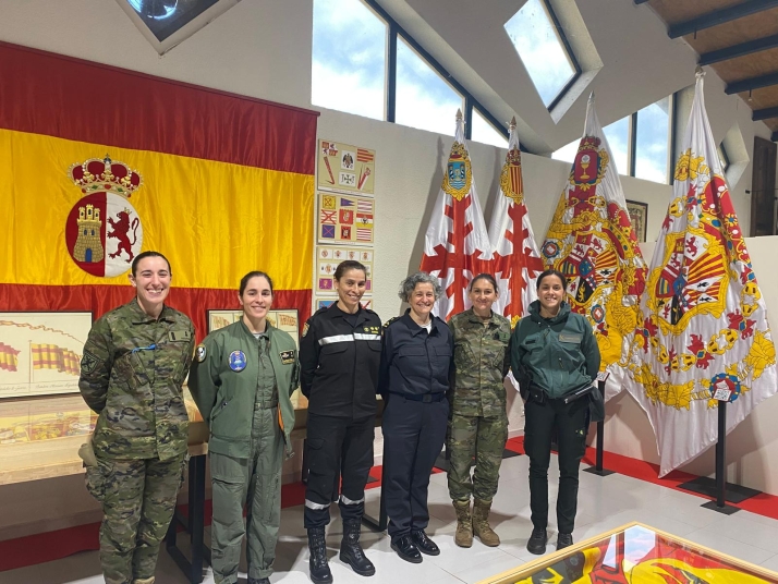 Seis mujeres militares explican a más de 500 alumnos sorianos sus experiencias
