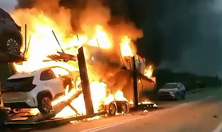 Balance: Así ha sido el incendio del camión que transportaba coches eléctricos e híbridos en la N-234