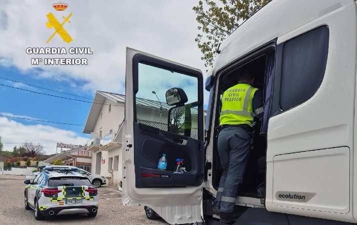 La Guardia Civil investiga al conductor de un camión por utilizar la tarjeta del tacógrafo de otra persona