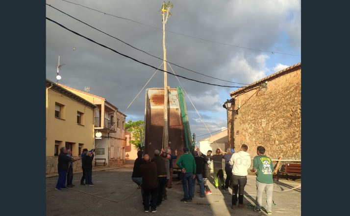 Quintanilla de Tres Barrios revive la ancestral tradición de la pingada del mayo