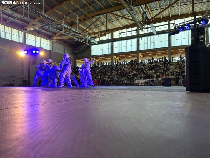 Un San Andrés abarrotado baila al ritmo de la música urbana