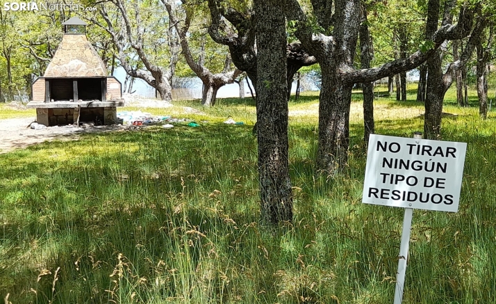 La suciedad acecha a la playa de Herreros