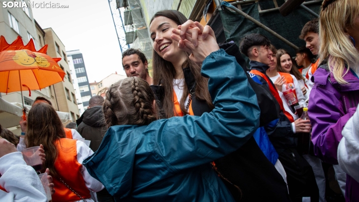 GALERÍA | Miles de peñistas hacen frente a la lluvia para disfrutar del Interpeñas 2025