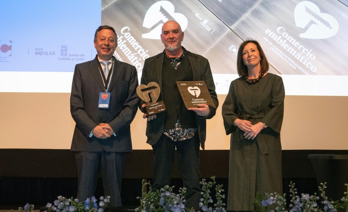 Librería Las Heras recoge el distintivo de Comercio Emblemático de Castilla y León