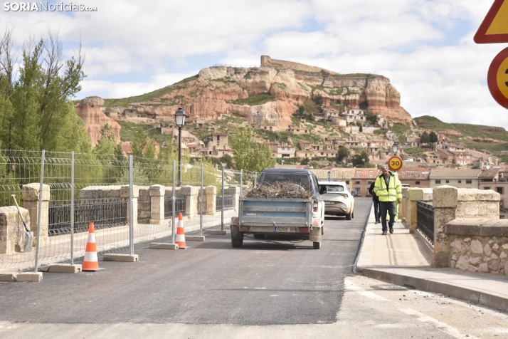 El tráfico vuelve a cruzar el puente de San Esteban, pero la guerra política se recrudece