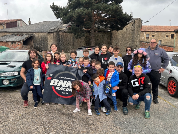 Los más jóvenes de Duruelo se sienten pilotos por un día con la visita de Bnnoracing