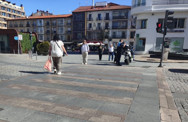 Multa a un peatón por cruzar en rojo un semáforo: ¿a cuánto asciende?