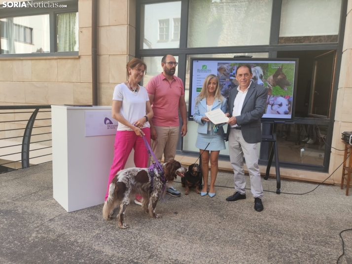 Diputación firma un primer convenio, por 20.000€, con Redención para atender mascotas abandonadas