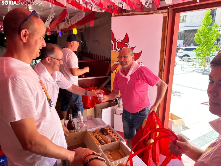 Fotos: Los sorianos acuden en masa a las cuadrillas para recoger sus tajadas del Domingo de Calderas
