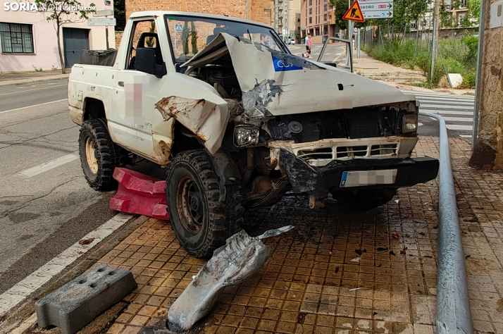 Un todoterreno se estampa contra una farola frente a la Escuela de Artes
