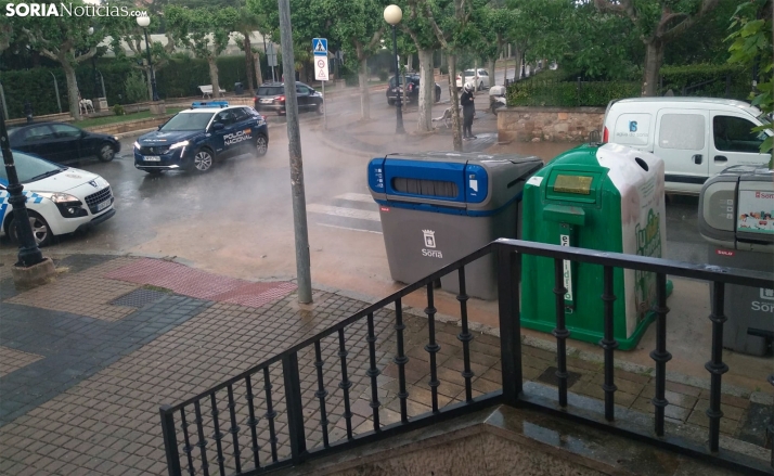 Avería de agua en Santa Luisa de Marillac: la calle, cortada