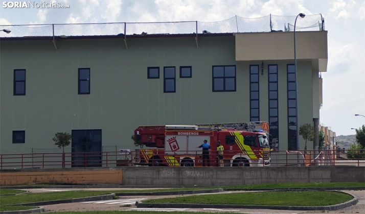 El servicio de Bomberos acude al pabellón de Los Pajaritos para asegurar la cubierta