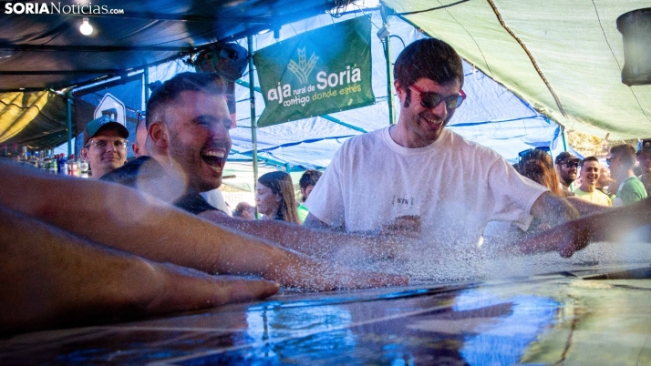 EN FOTOS | Miles de sorianos y visitantes brindan en los chiringuitos por un fabuloso día de Lavalenguas