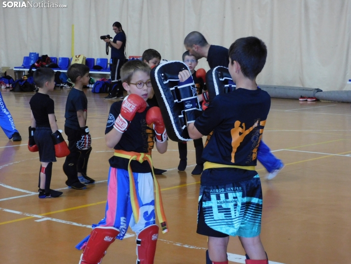 Fotos: Medio centenar de kickboxers demuestran sus dotes en el San Andrés