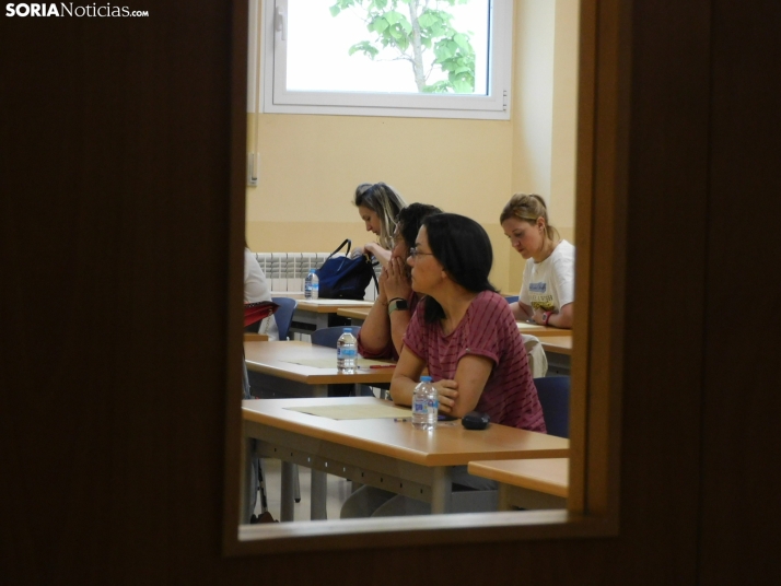 Cientos de aspirantes se examinan en Soria para optar a una plaza de Auxiliar Administrativo de la Junta de Castilla y León, en fotos