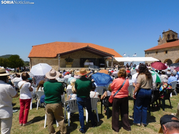 Fotos: Cientos de fieles acuden a la Romería de la Virgen de Inodejo