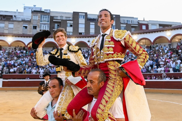 Doble puerta grande en el Domingo de Calderas