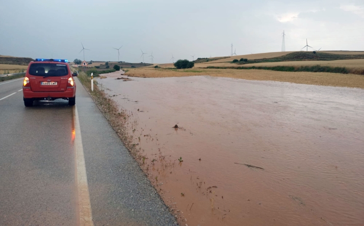 Bomberos de la Diputación intervienen por materiales arrastrados en la CL-116
