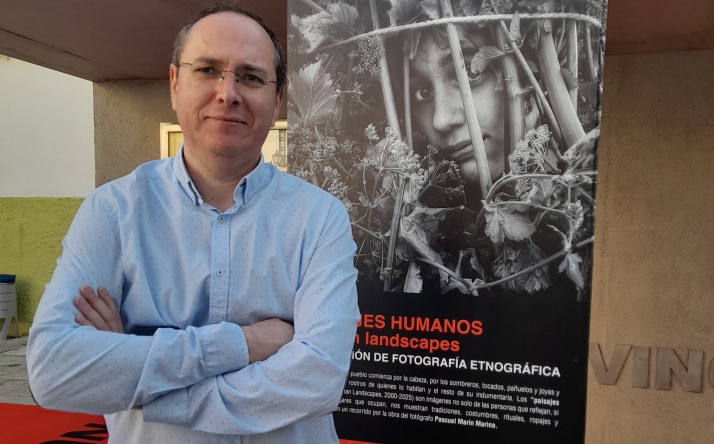 El alma de los zarrones y Perú protagonizan exposición del fotógrafo soriano Pascual Marín, en Almazán