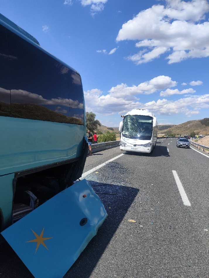 Un aparatoso accidente entre dos autobuses en la A-2, a la altura de Medinaceli, deja un herido leve